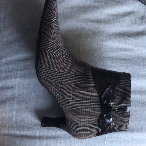 Women’s 9 and 1/2 heal boots. - Picture 3 of 4